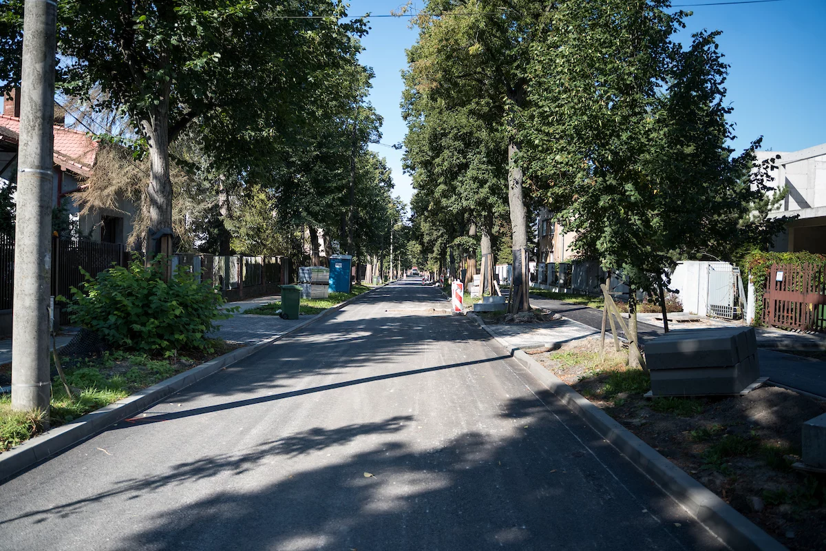 Remont ważnej ulicy w centrum na finiszu. Drogowcy leją asfalt