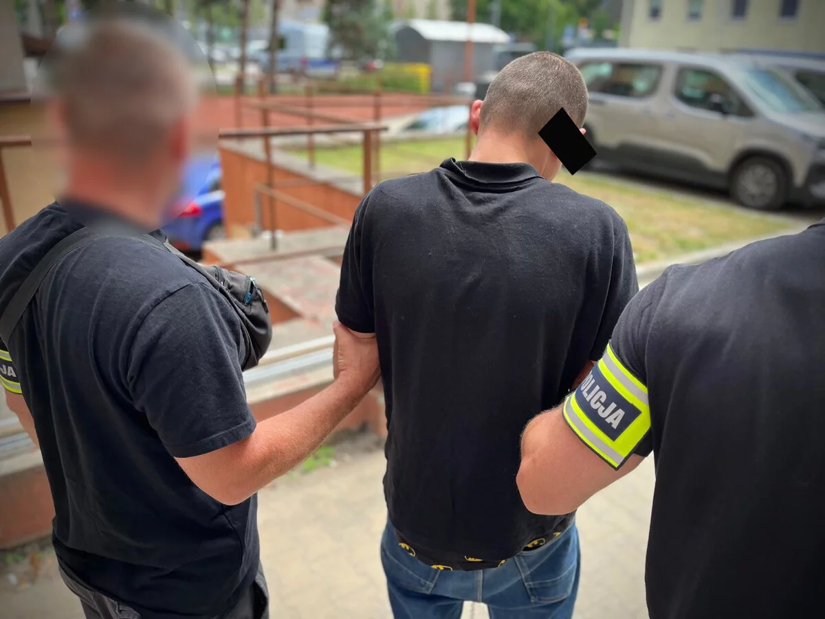Brutalny atak na łódzkim dworcu - mężczyzna kopnął w głowę 55-latkę! [FOTO]