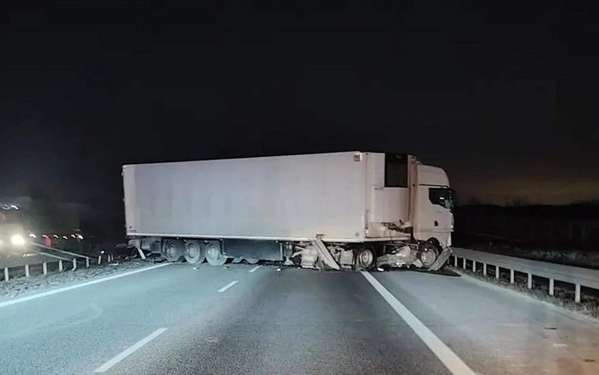 Ciężarówka zablokowała A2. Duże utrudnienia dla kierowców w Łódzkiem