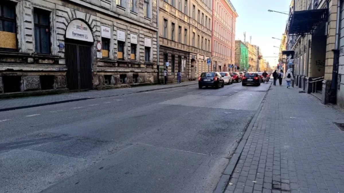 Ruch dwukierunkowy na jednej z kluczowych ulic w centrum Łodzi. Zmiana organizacji ruchu jest wymuszona budową tunelu Kolei Dużych Prędkości