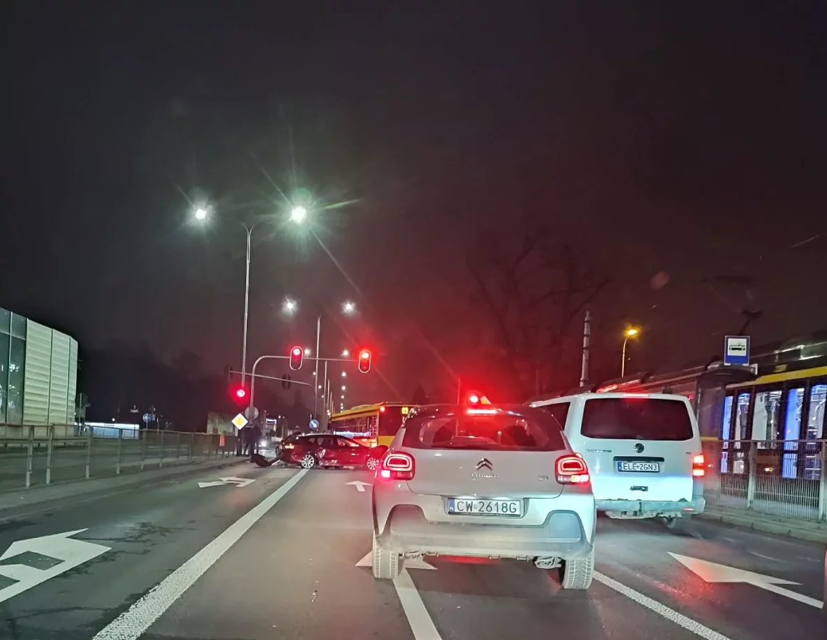 Wypadek z udziałem trzech aut na Bałutach. Jedna osoba trafiła do szpitala