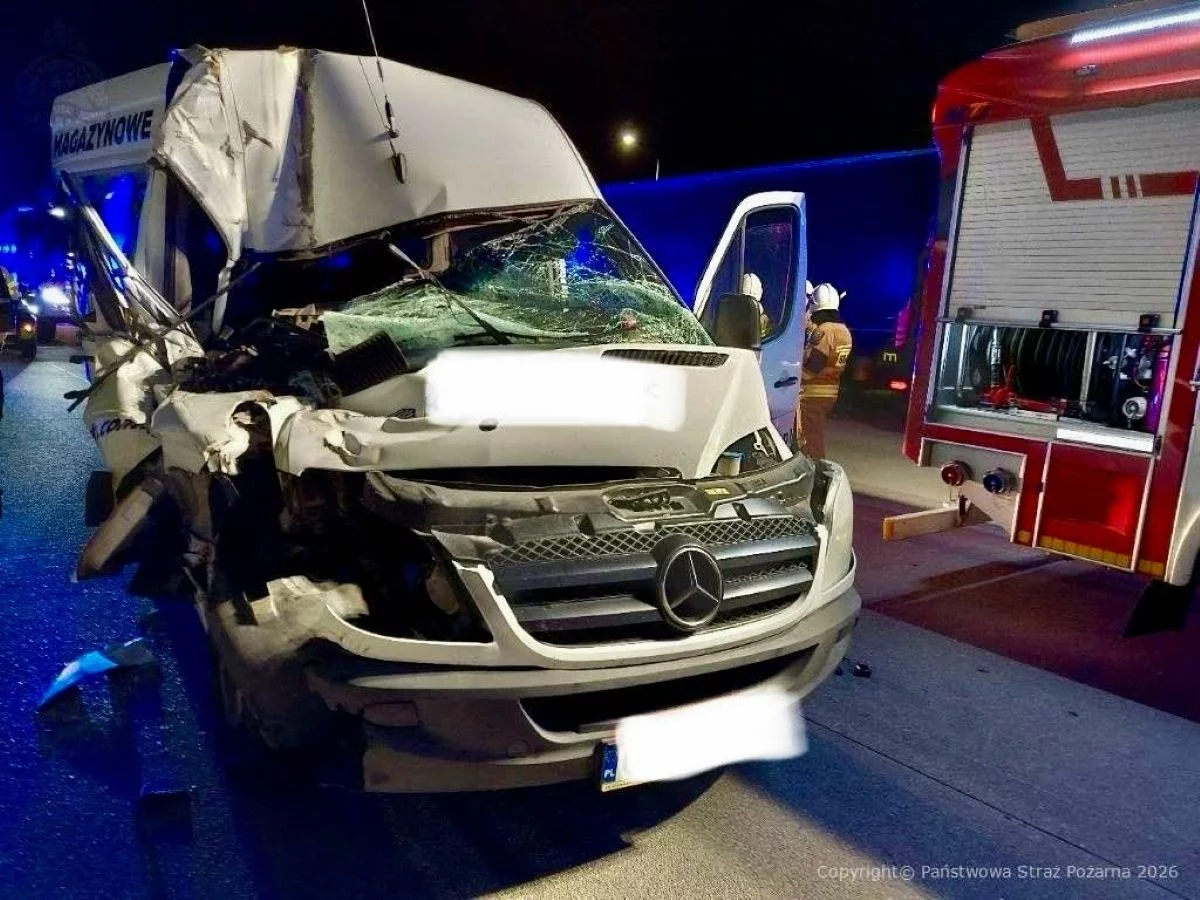 Tragedia na A1 w woj. łódzkim. W zderzeniu busa z ciężarówką zginęła kobieta