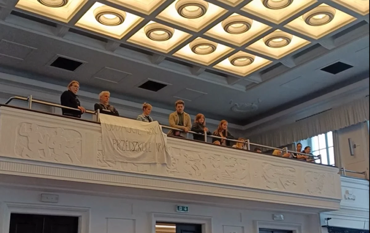 Awantura o przedszkola w Łodzi trwa. Rodzice idą dalej, do gry wchodzi Zandberg