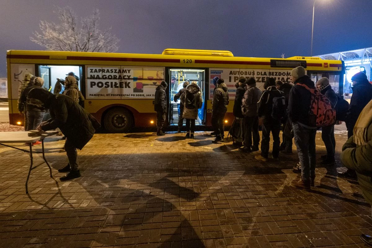 Ten autobus jest ratunkiem podczas mrozów. Gdzie się zatrzymuje?