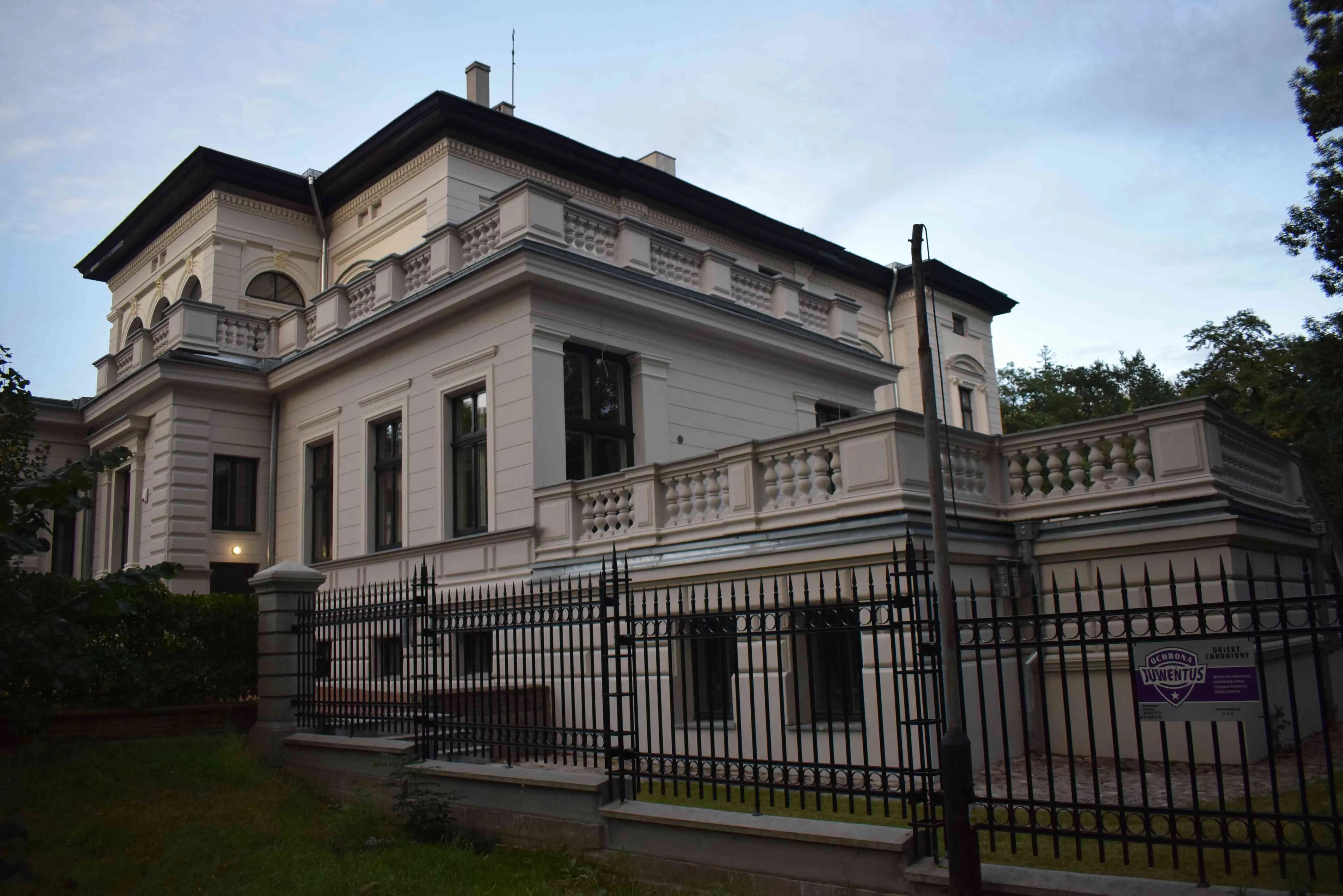 Ta łódzka rezydencja olśniewa przepychem. Można by tu nakręcić Dynastię!