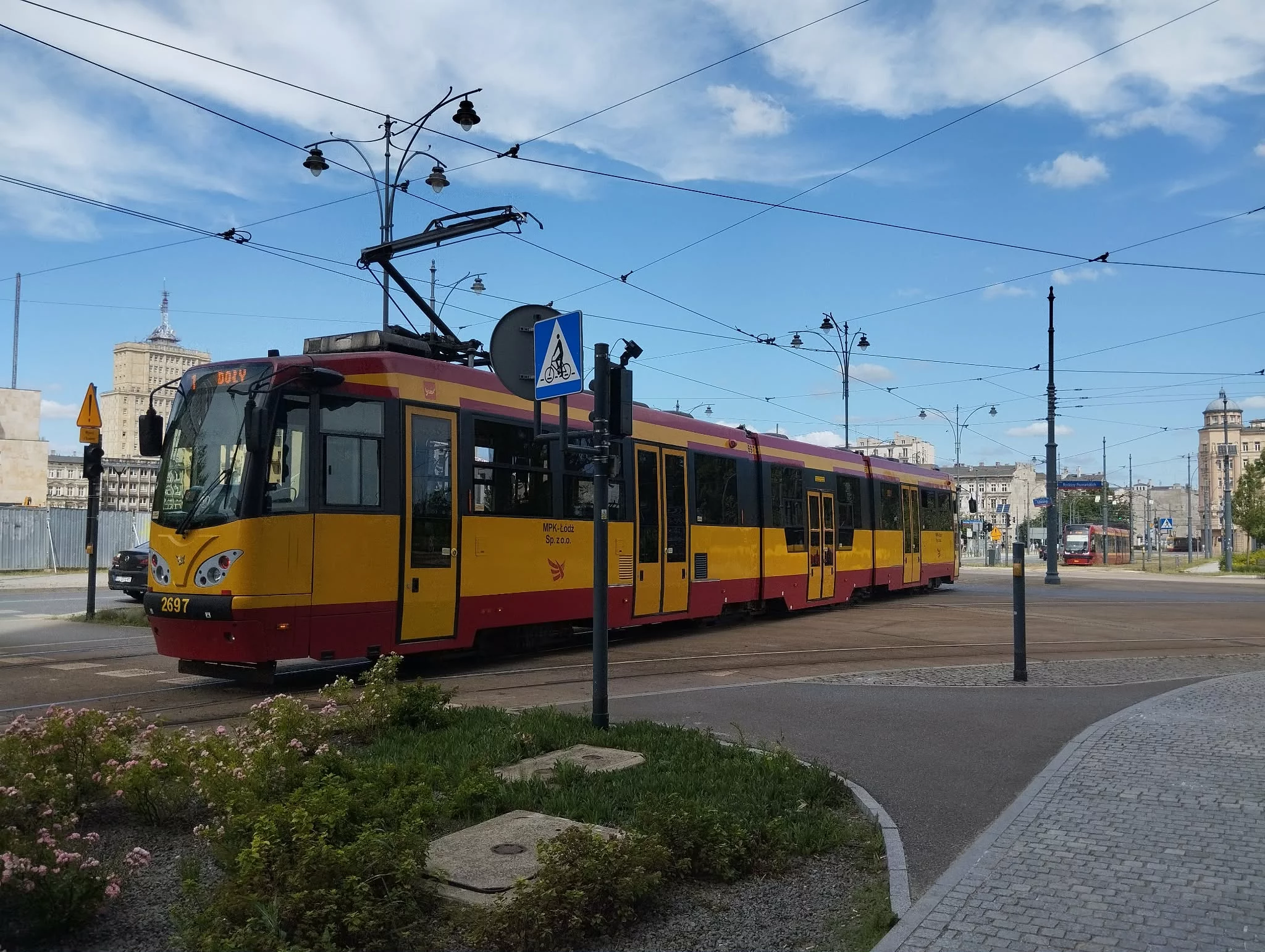 Samochód wjechał pod tramwaj MPK na Chojnach. Spore utrudnienia dla pasażerów