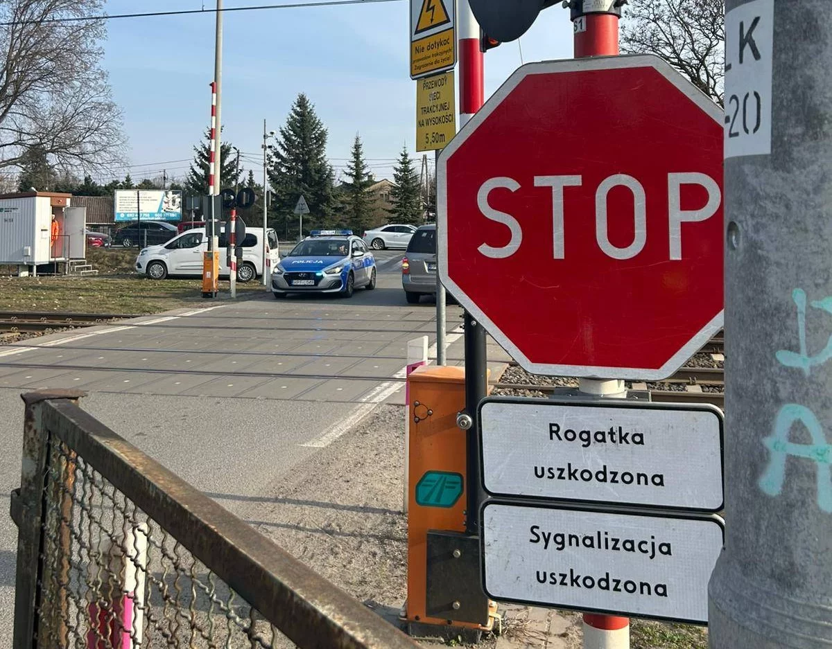 Awaria przejazdu kolejowego pod Łodzią. Tędy nie przejedziecie!