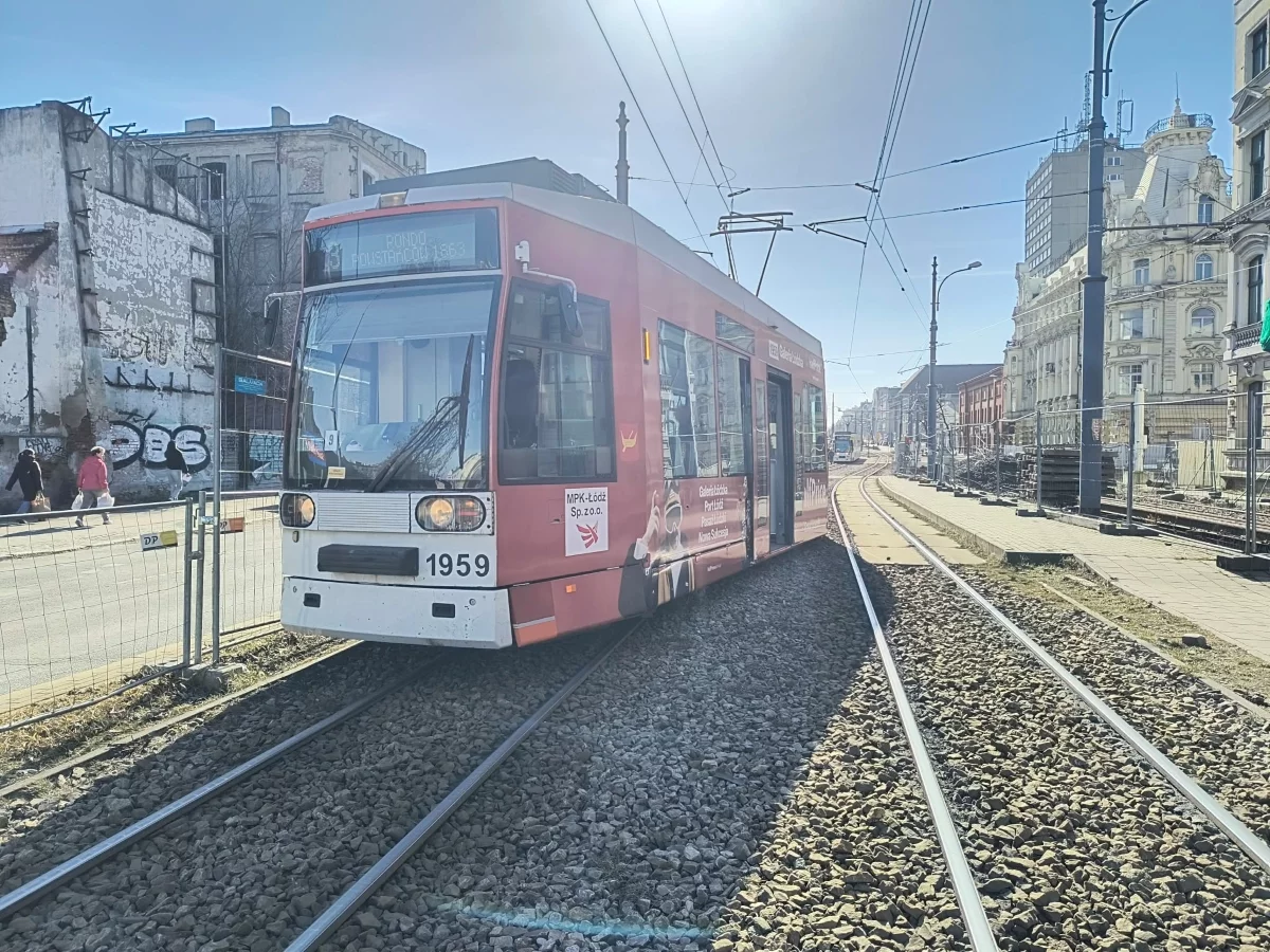 Tramwaj wypadł z szyn w centrum Łodzi! Duże utrudnienia dla pasażerów MPK