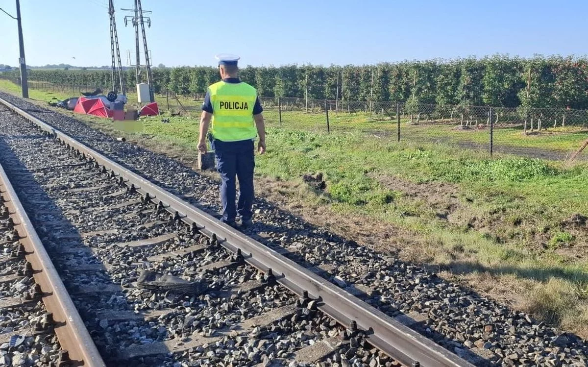 Tragedia na przejeździe kolejowym w woj. łódzkim. Nie żyje 16-letnia pasażerka BMW