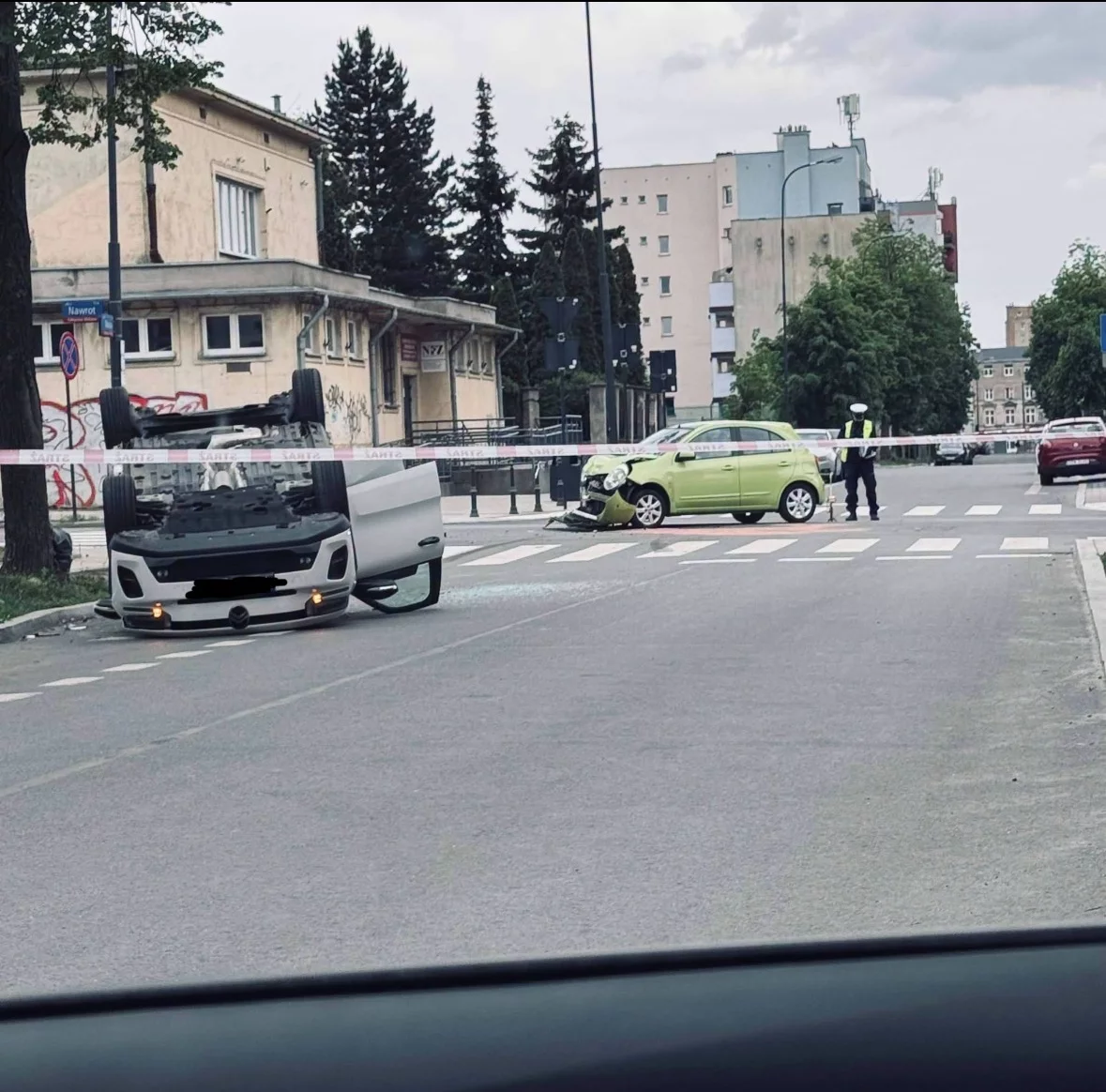 Dachowanie auta na skrzyżowaniu ul. Nowej i Nawrot w Łodzi
