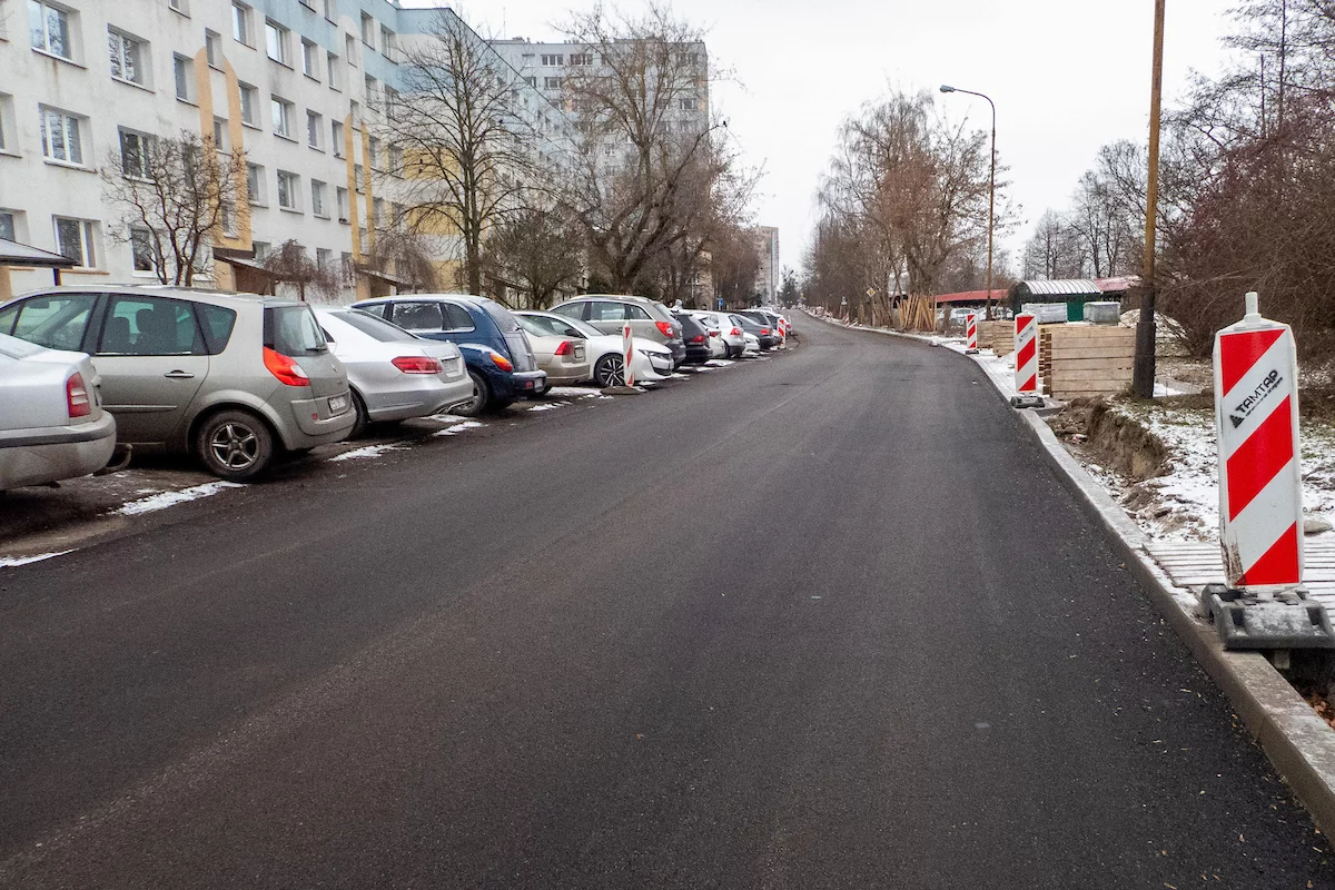 Nowa nawierzchnia i uporządkowane parkowanie. Jak postępuje remont ważnej ulicy na Widzewie?