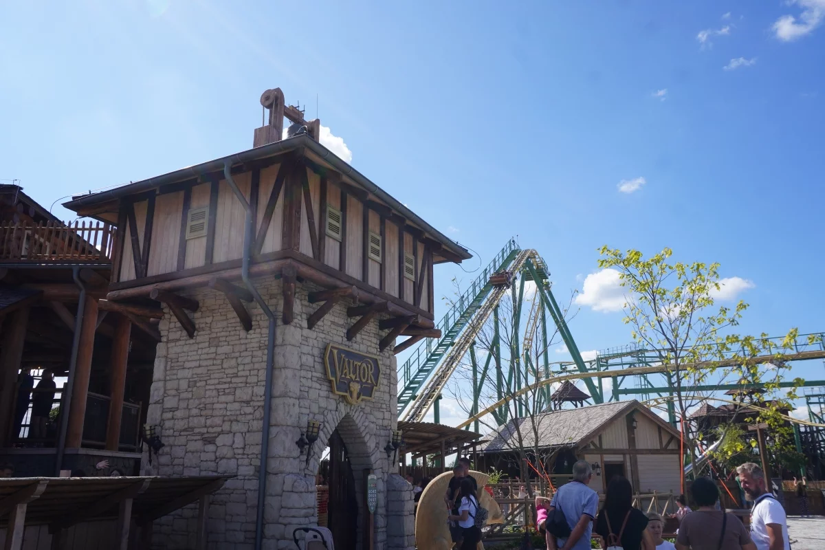Nowy rollercoaster w Mandorii. „Mamo, ja chcę do domu” [TEST]