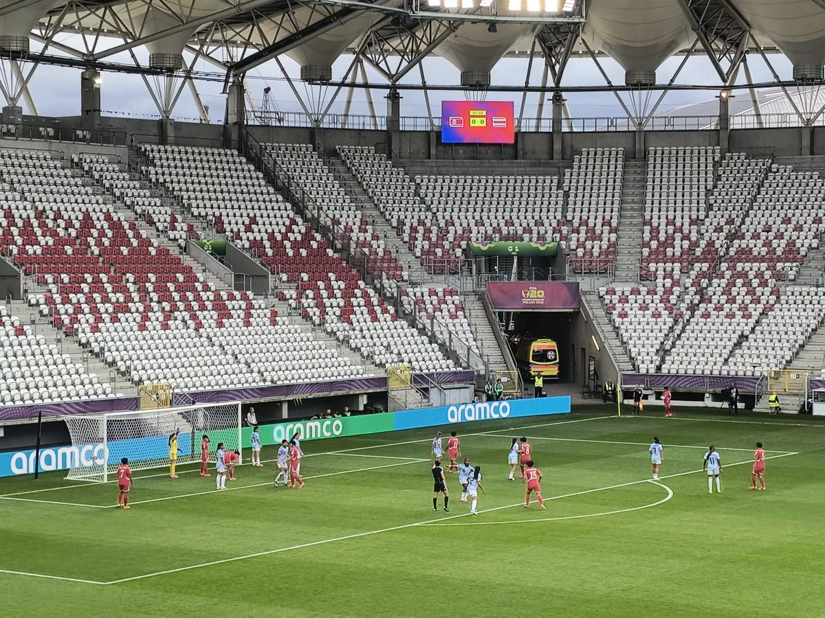 Hymn Korei Północnej w Łodzi. Koreanki grają na stadionie przy al. Unii