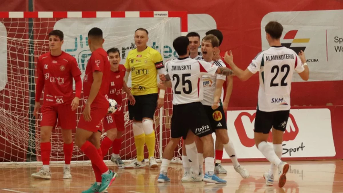 Antysemicki transparent podczas meczu Legii z Widzewem. Kluby komentują skandaliczne zachowanie kibiców