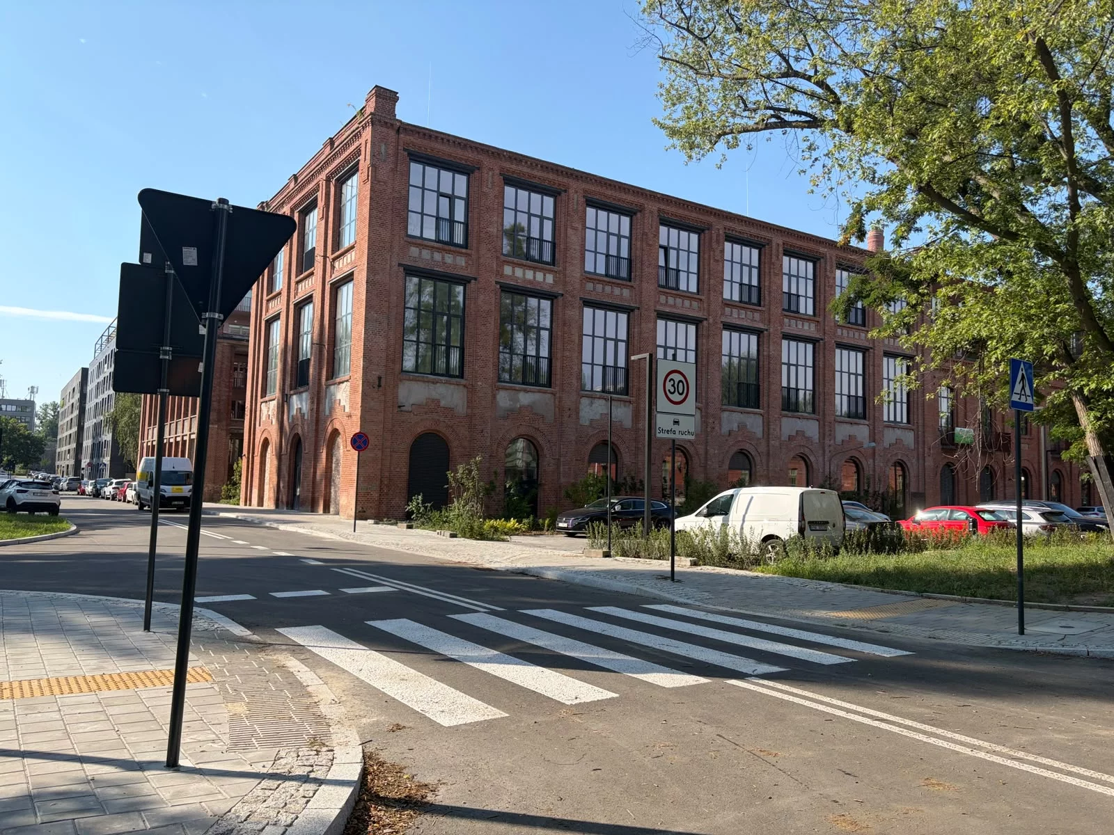 Nowa droga w centrum Łodzi już przejezdna. Zniknęło ogrodzenie [ZDJĘCIA]
