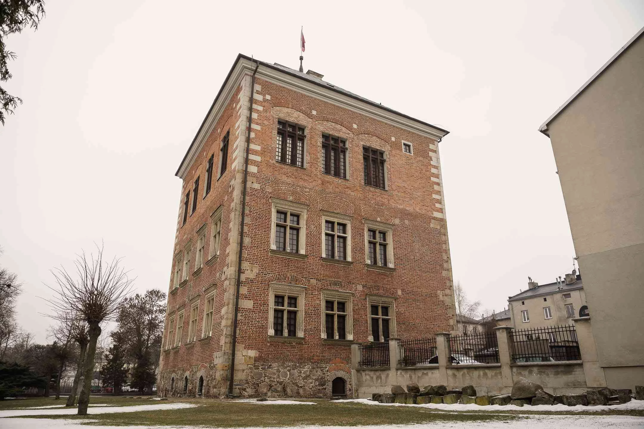 Blisko Łodzi stoi prawdziwy Zamek Królewski. Działy się w nim wstrząsające rzeczy! [FOTO]