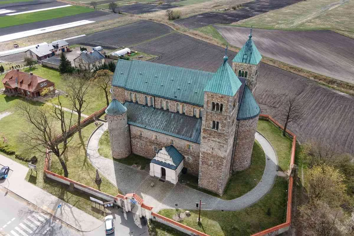 Ten niezwykły zabytek jest w woj. łódzkim. Tu mógłby powstać "Władca Pierścieni"!