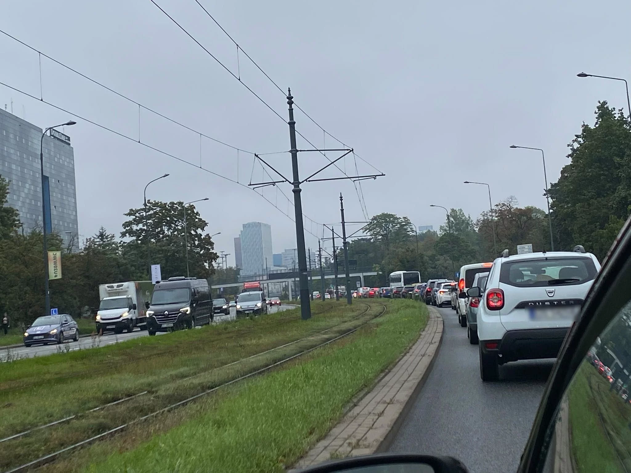Poranne korki w Łodzi. Kilka osobówek zderzyło na trasie W-Z. Do tego inne utrudnienia w centrum