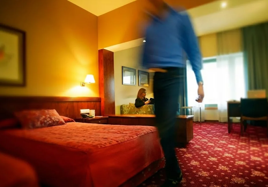 Wakacyjny koszmar czy paranoja? Jak sprawdzić, czy w pokoju hotelowym nie ma ukrytych kamer