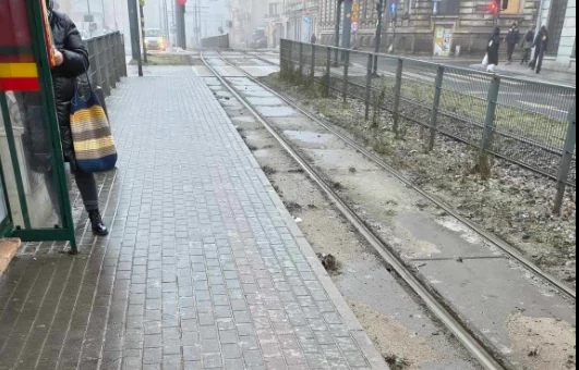 „Szklanka” na chodnikach w całej Łodzi. Piesi się przewracają, seniorzy boją wyjść z domu