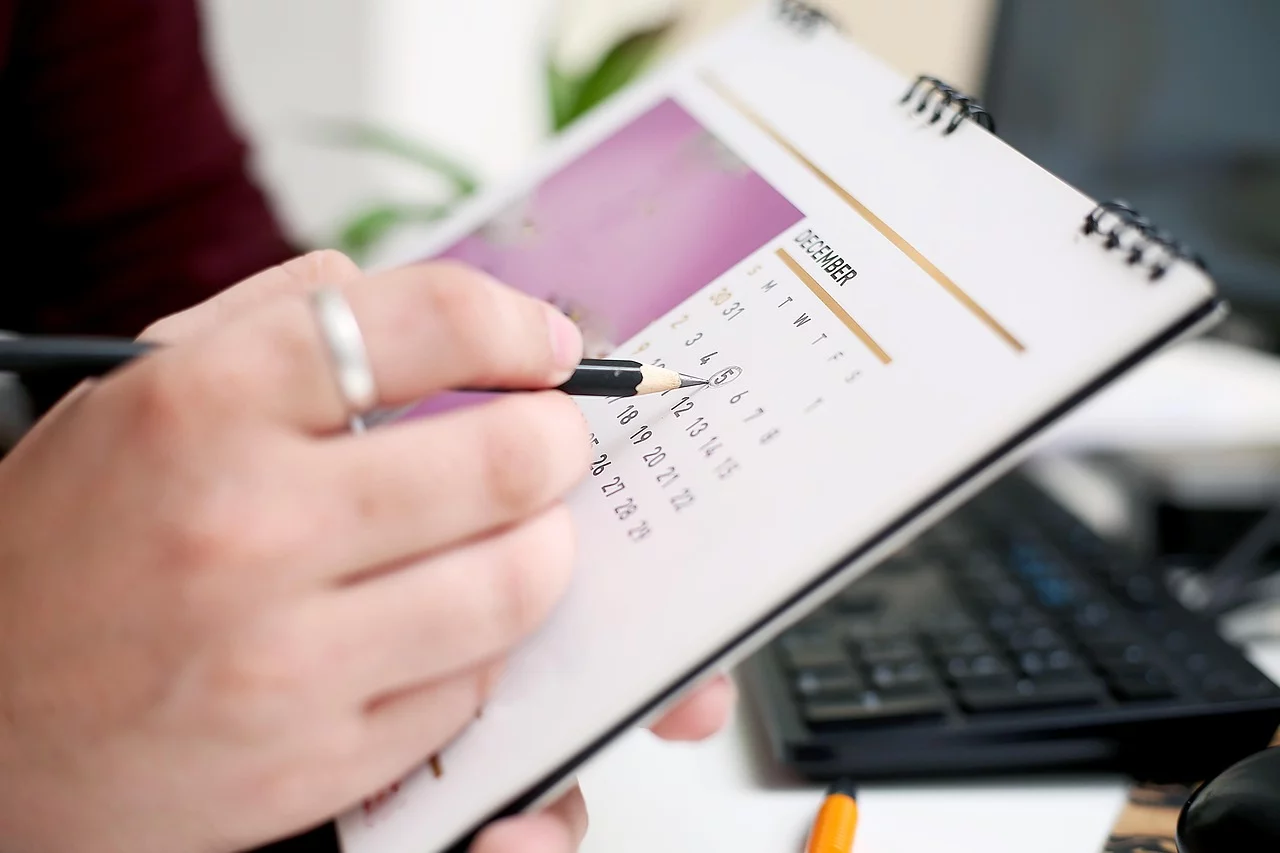 Wszystkich Świętych w sobotę 2025. Czy w piątek trzeba iść do pracy?