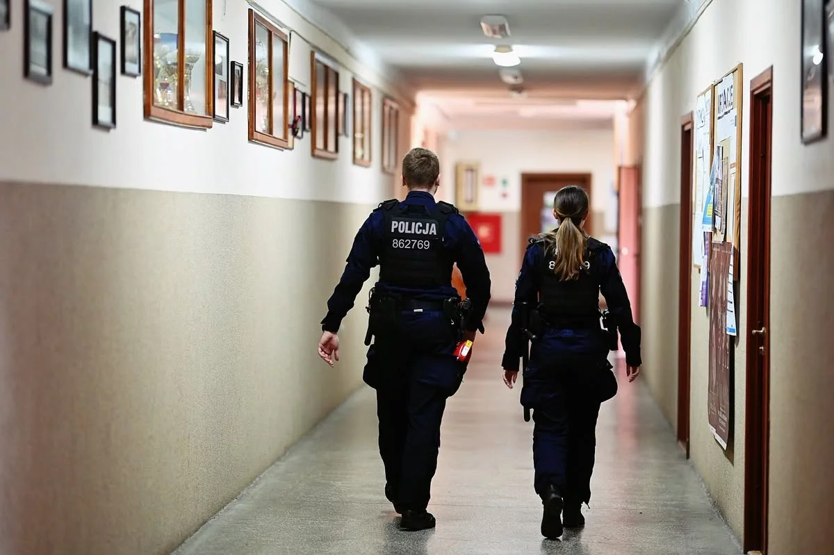 Noże w dwóch szkołach w woj. łódzkim. 12-latka mówiła o samoobronie, 13-latka przyniosła dwa noże dla żartów