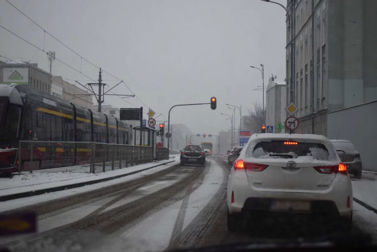 Łódź w zimowej pułapce. O północy znów sypnie śniegiem