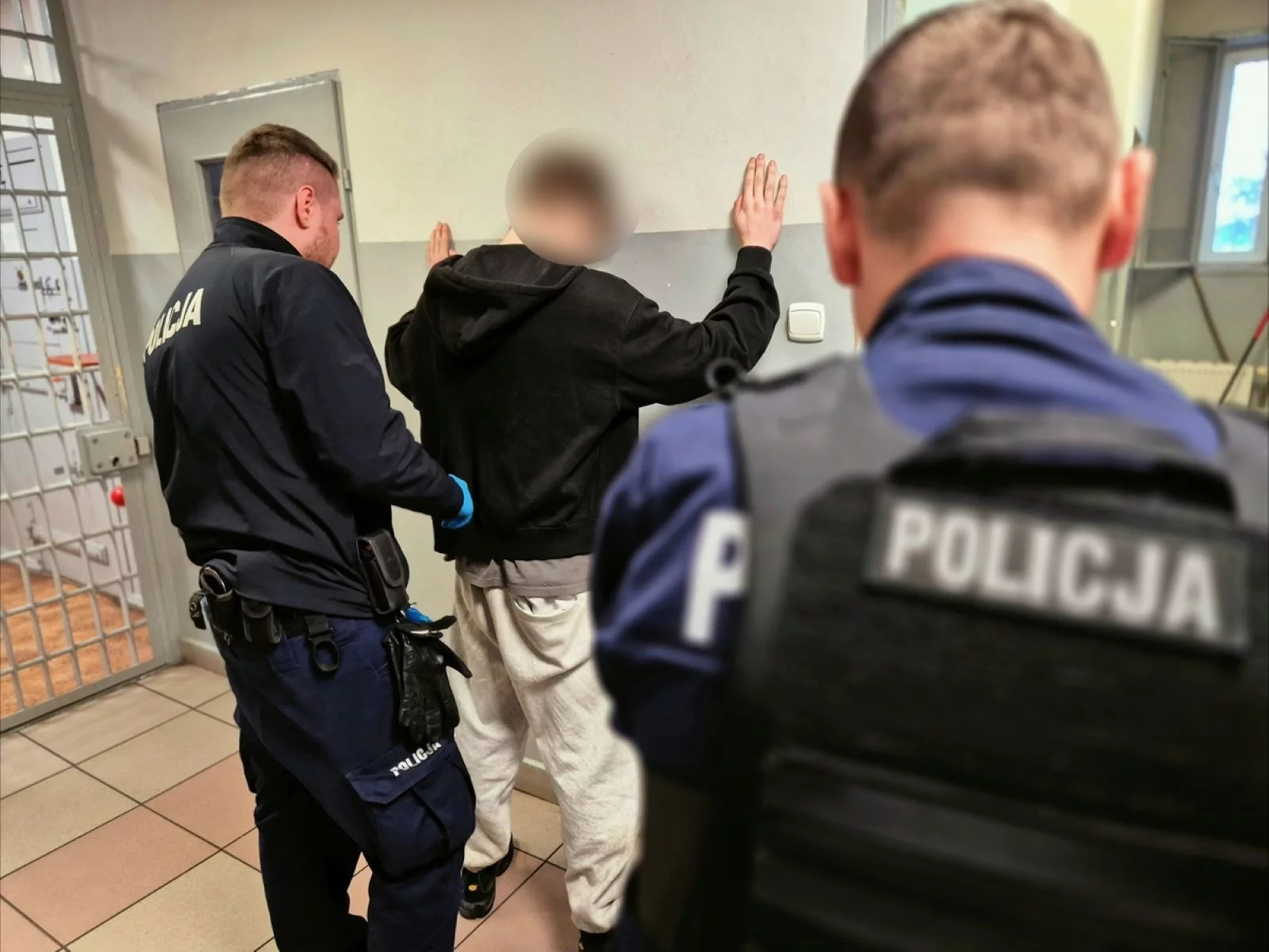 Brawurowa ucieczka przed policją skończyła się na ogrodzeniu. 17-latek po narkotykach bez "prawka" prowadził auto