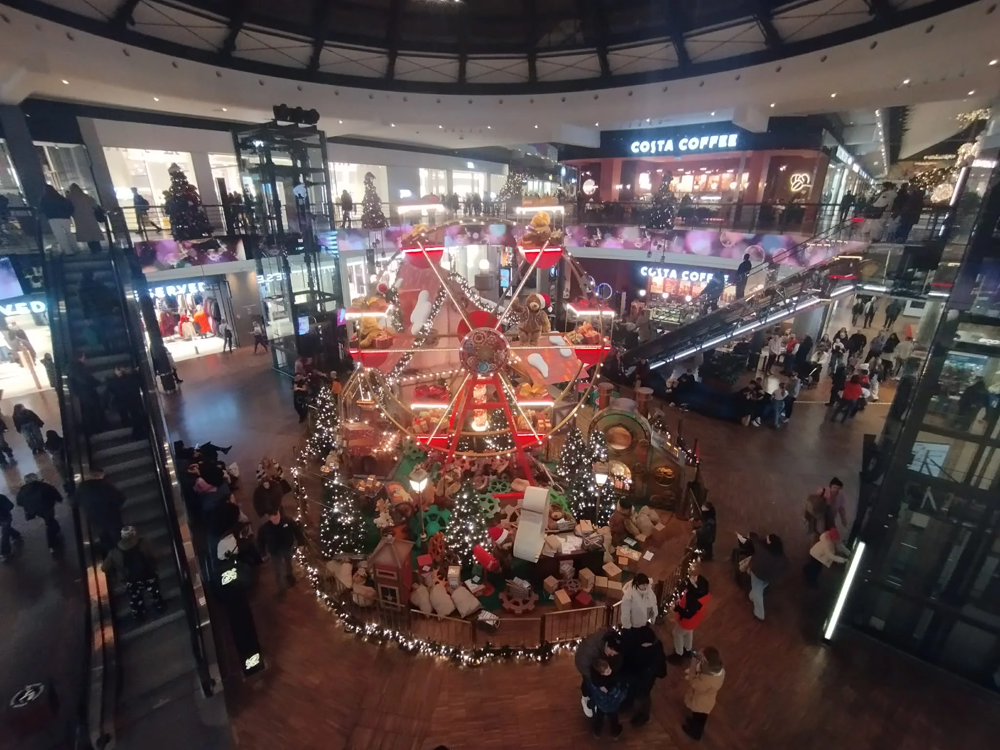 Tłumy w galeriach handlowych. Uwaga! Centra zmieniły godziny otwarcia