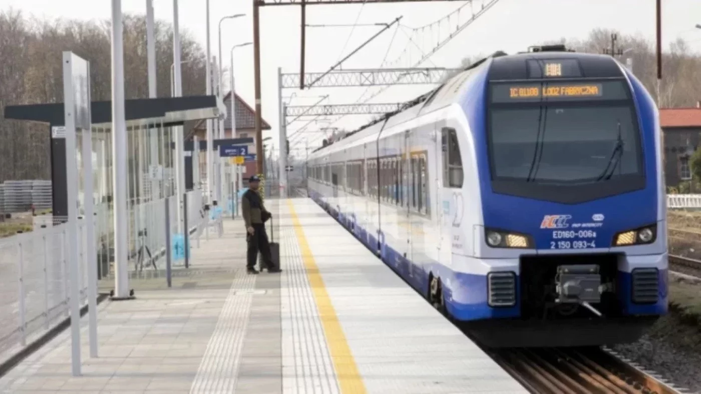 Funkcjonariusz z Łodzi zauważył coś niepokojącego w pociągu. Dziewczynka była poszukiwana przez policję