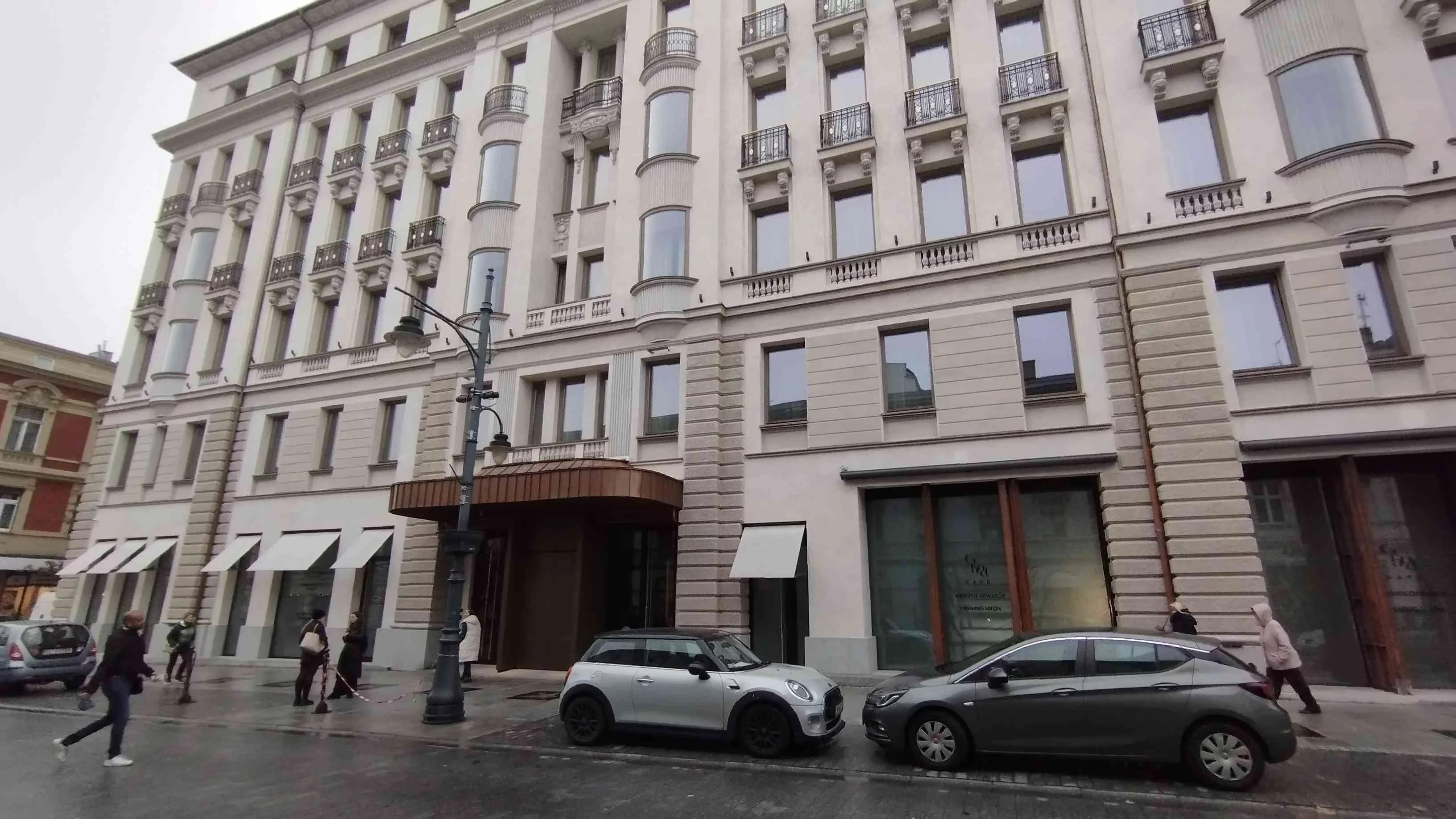 Parkują i denerwują spacerowiczów. Te osoby na Piotrkowskiej mają specjalne prawa