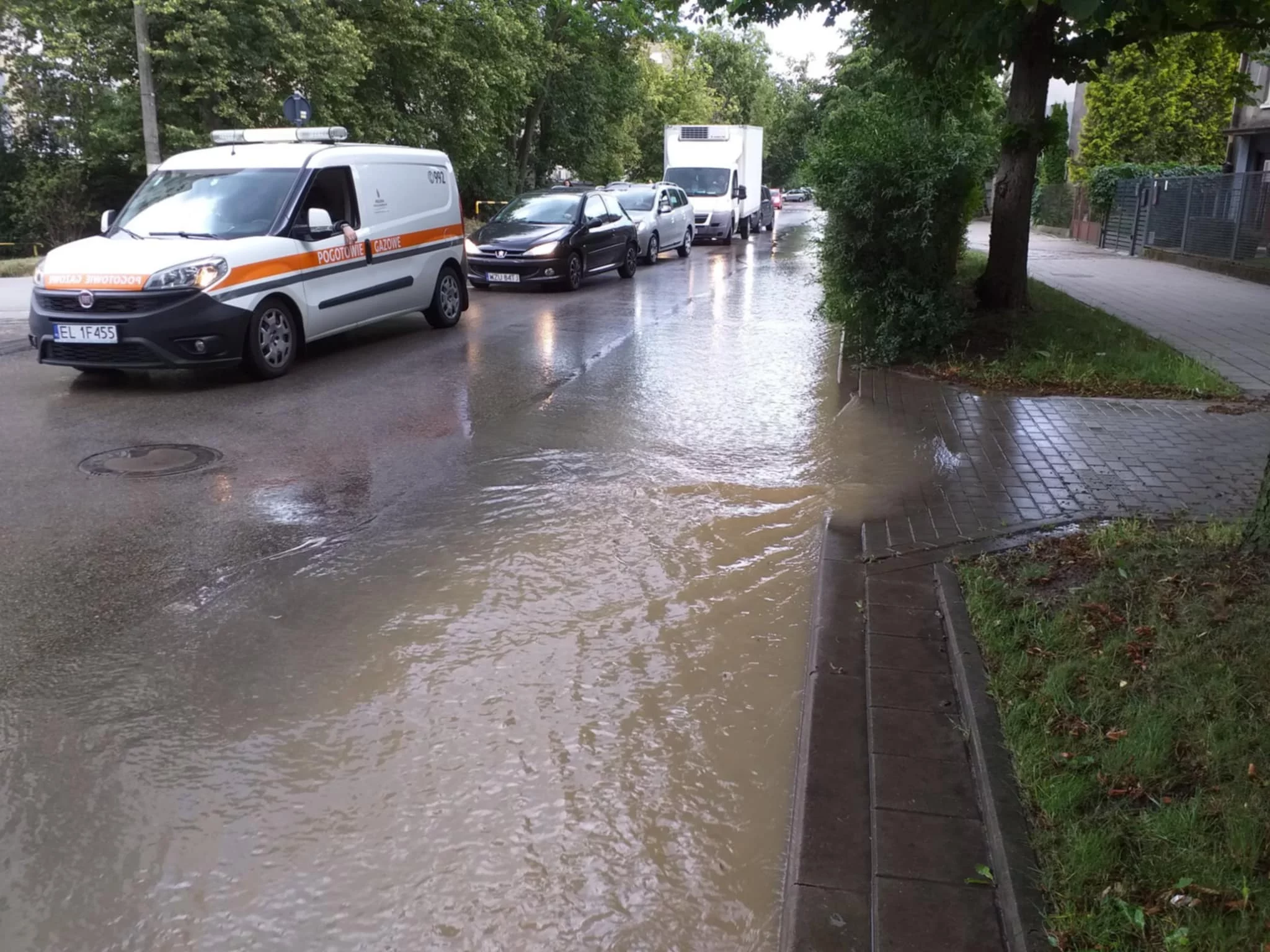 Awaria wodociągowa na Karolewie. Woda na ulicy i torowisku [ZDJĘCIA]
