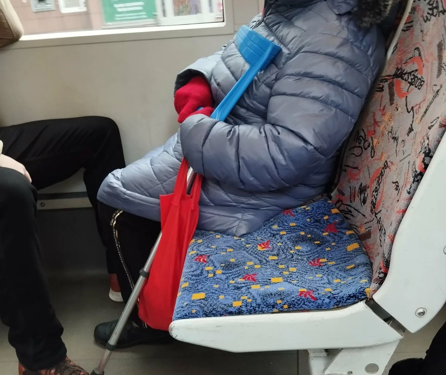 Oblane piwem siedziska, porysowane nożem szyby. Wandalizmu w tramwajach i autobusach MPK Łódź