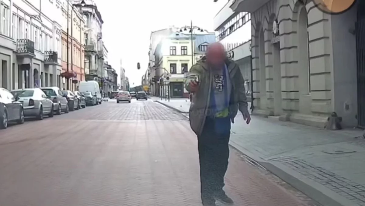 Mierzył do kobiety z pistoletu w centrum Łodzi. Policja wie, kim jest mężczyzna