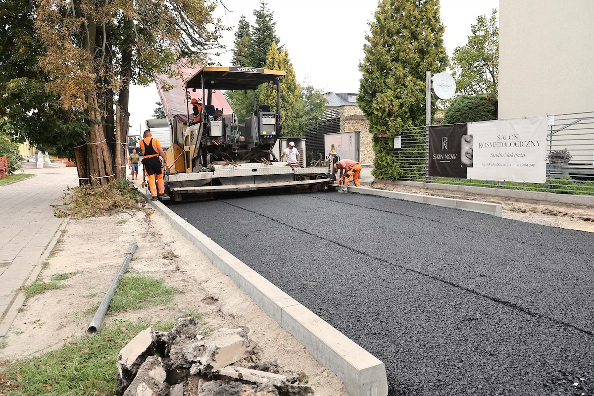 Trwa remont ważnej ulicy na Bałutach. Drogowcy leją asfalt