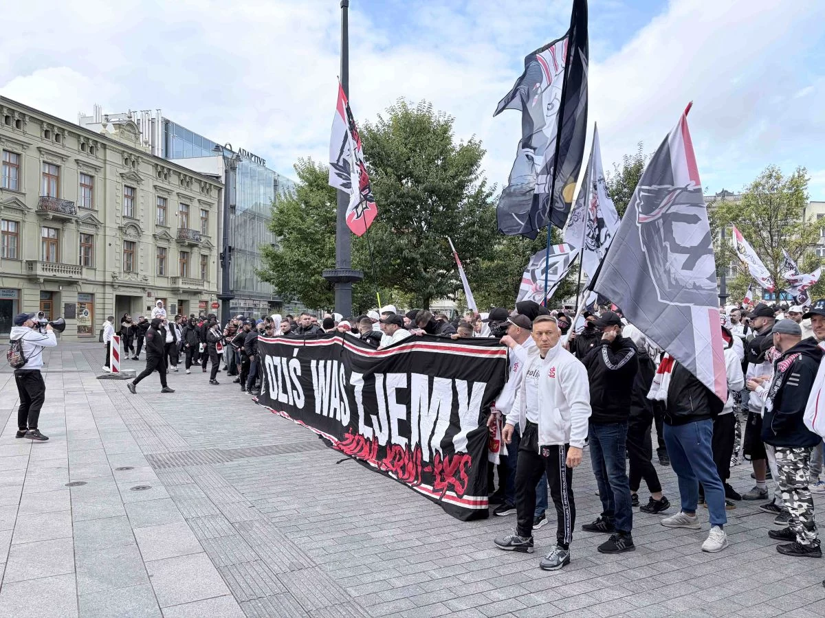 Kibice ŁKS przeszli przez Łódź. Wielki pochód na stadion Króla