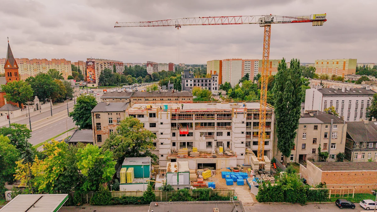 Nowy blok miejski rośnie w Łodzi. Będzie 36 mieszkań z podłogówką i zielonym dachem