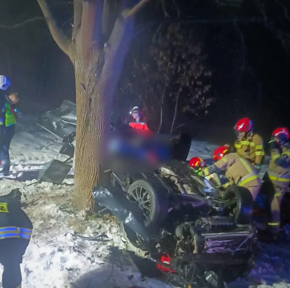 Straszny wypadek na DW-707. Samochód roztrzaskał się o drzewo i dachował!