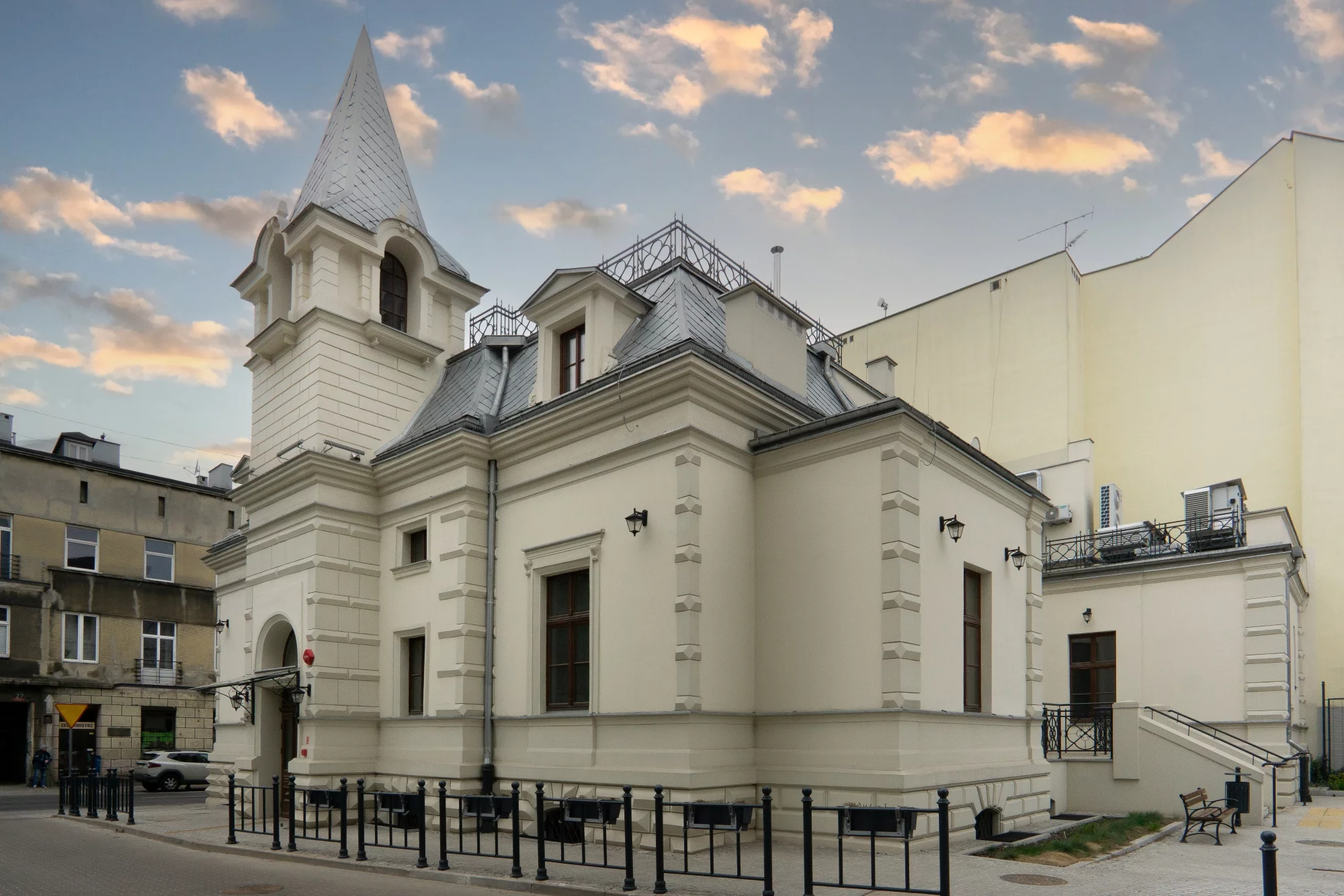 Sześć miejskich lokali w centrum Łodzi czeka na najemców. Wśród nich pałacyk i kamienica ze zdobieniami