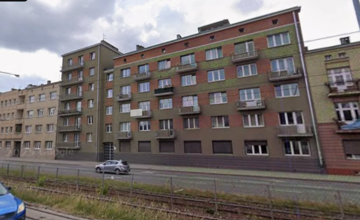 Sąsiedzi od dawna ich nie widzieli. Strażacy weszli przez balkon. W mieszkaniu znaleźli dwa ciała