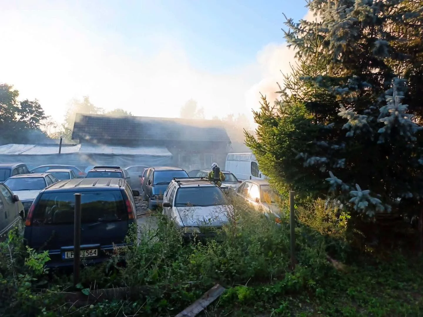 Pożar składu samochodów w woj. łódzkim. Wstępna przyczyna: podpalenie