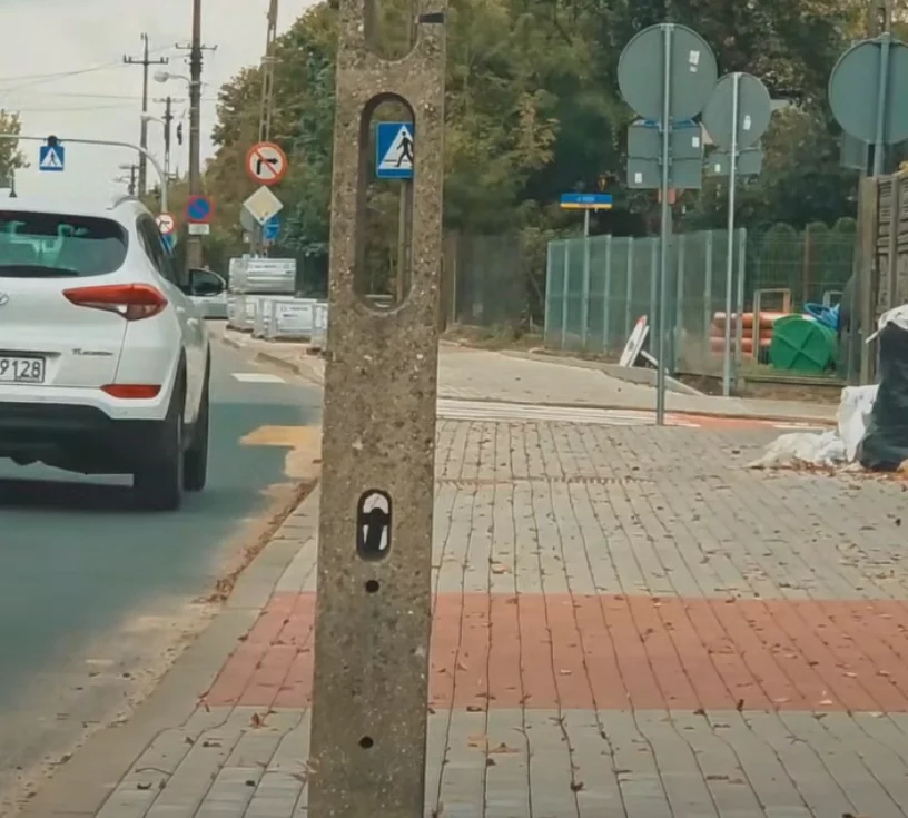 Nowe chodniki na jednej z głównych ulic. Prace trwają, ale widać efekty