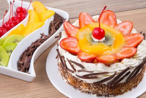 Pastel chocolate con frutas