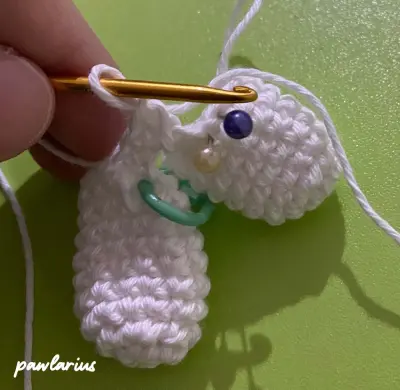 Hello Kitty Amigurumi Image - Legs from top view with chains bridge