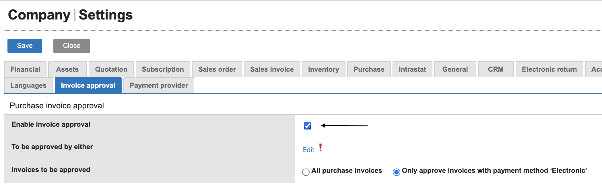 Página de configuración que muestra las opciones de aprobación de facturas con una casilla de verificación resaltada para habilitar la aprob