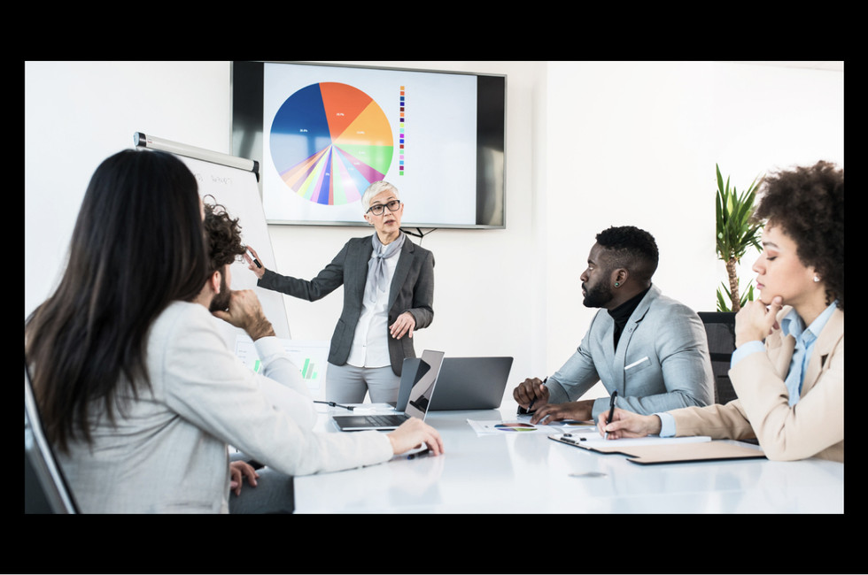 Debate entre colegas sobre las tendencias de la tecnología financiera