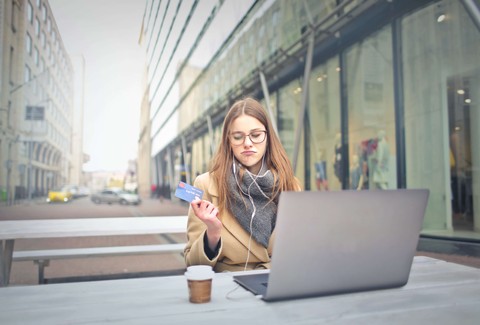 Empleada pensando en lo fácil que habría sido reembolsar gastos para su empresa si no hubiera utilizado una tarjeta personal, sino una de Payhawk. 