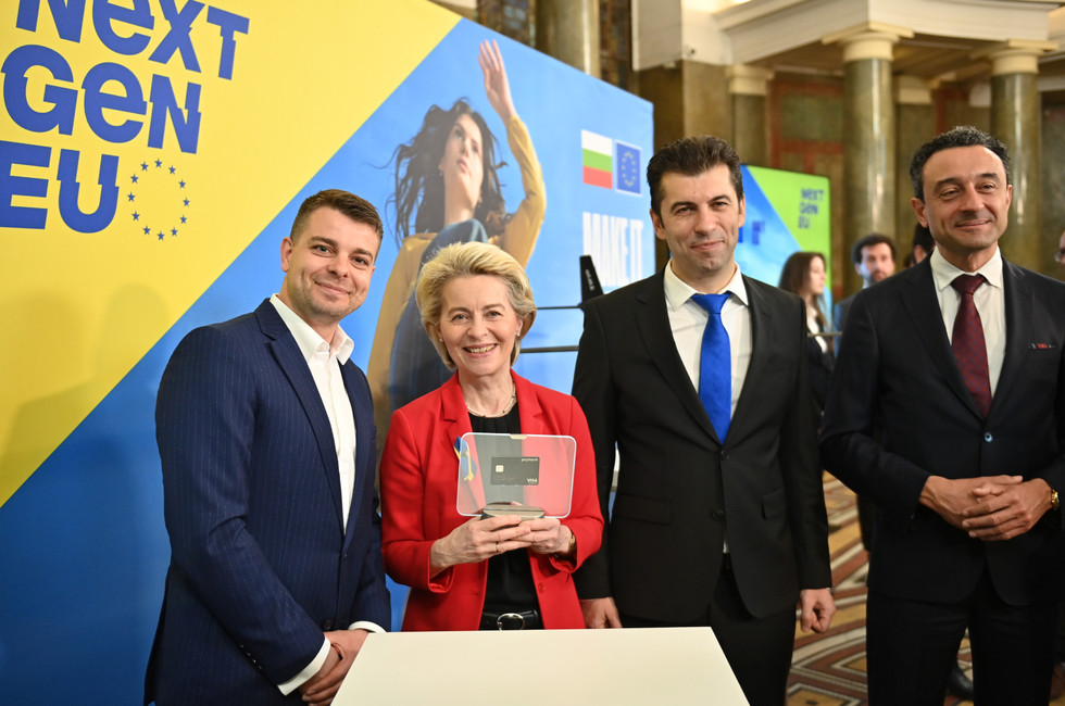 Payhawk’s Founder and CEO Hristo Borisov Gifts Ursula Von Der Leyen A Metal Card Symbol Of EU’s Business Digitalization Journey