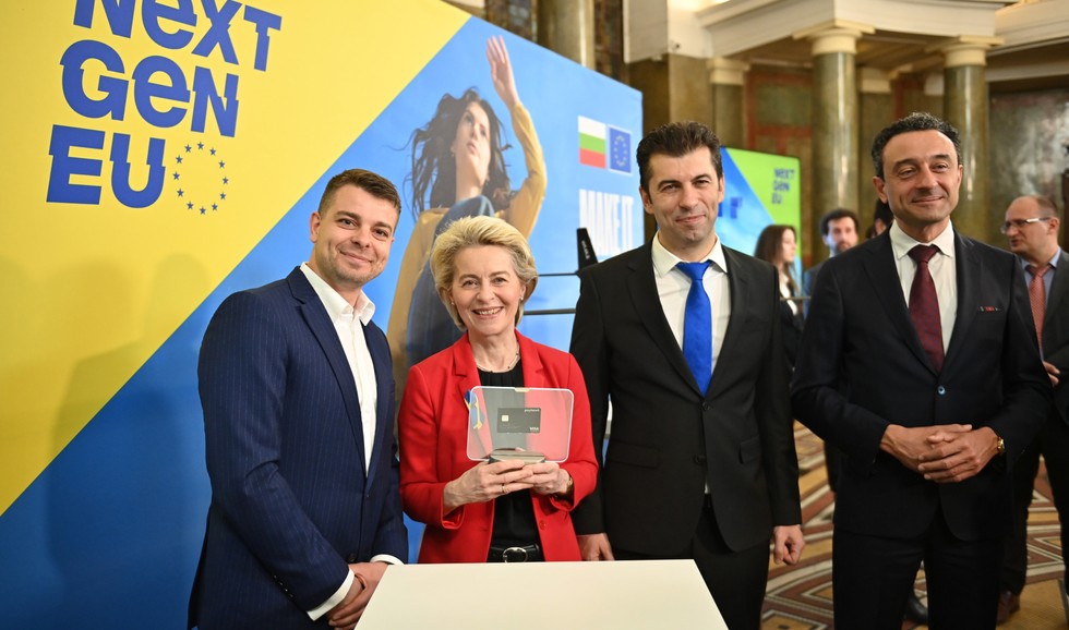 Payhawk’s Founder and CEO Hristo Borisov Gifts Ursula Von Der Leyen A Metal Card Symbol Of EU’s Business Digitalization Journey
