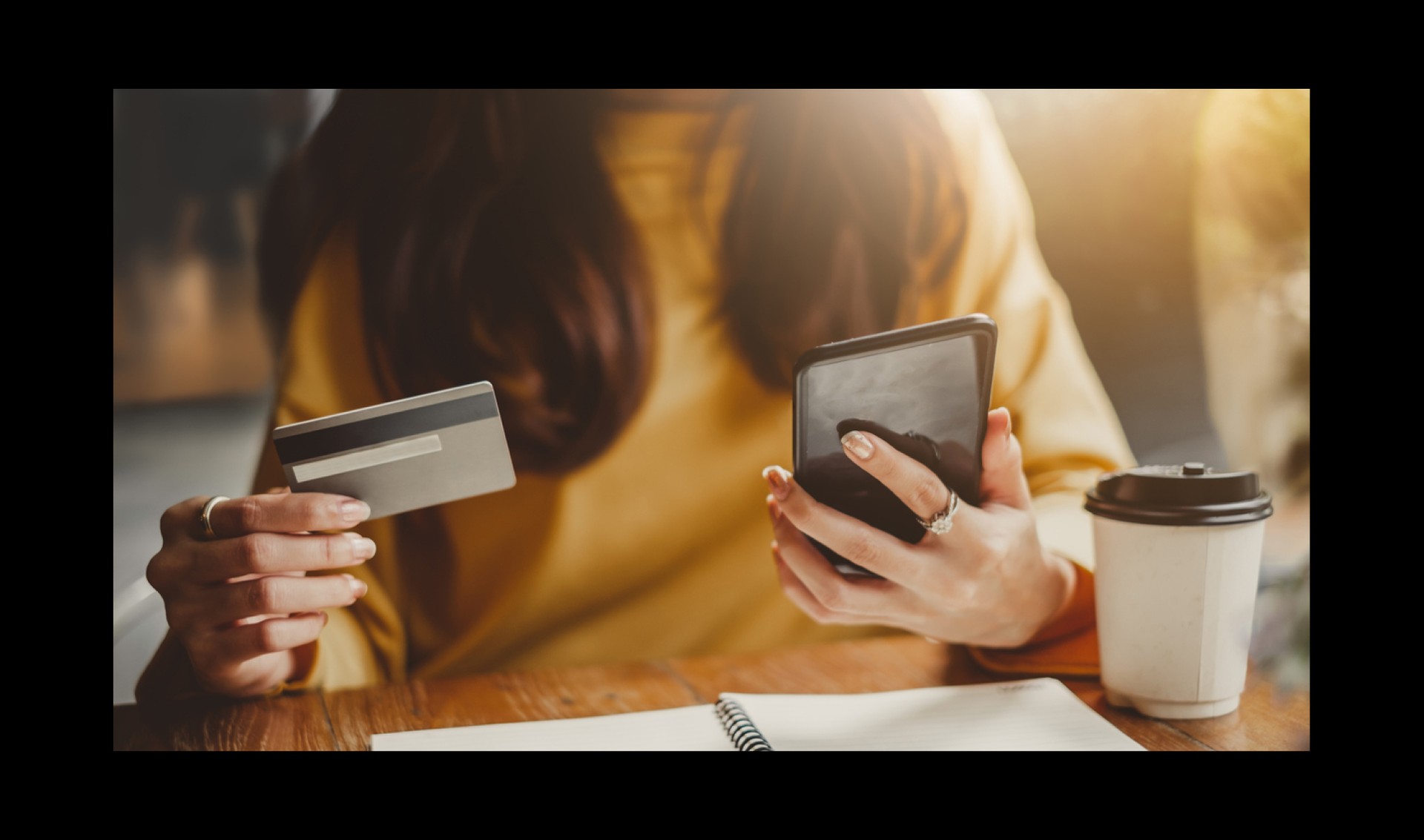 Una empleada paga con la tarjeta de débito para empresas de Payhawk, ahorrando dinero a su empresa. 